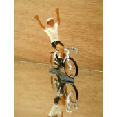 Figurine cycliste : maillot blanc du vainqueur du tour d'Allemagne, bras levés