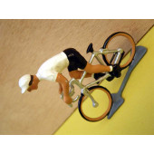 Figurine cycliste : maillot blanc du vainqueur du tour d'Allemagne en danseuse