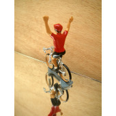 Figurine cycliste : maillot rouge du vainqueur du tour d'Espagne bras levés