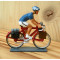 Figurine cycliste : cyclorandonneur au vélo rouge et maillot bleu